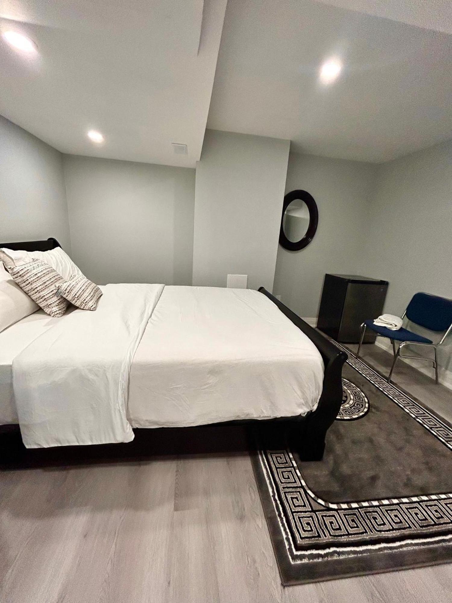 Apartment B 2 Bedroom Brampton Exterior photo